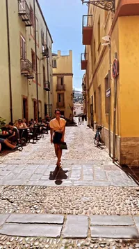 Makin Mesra dan Bahagia, 10 Potret Oscar Lawalata Liburan Bareng Pacar Bule ke Italia - Asyik Main di Pantai Pakai Bikini