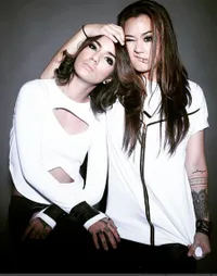 Makin Nempel, Sheila Marcia - Vanesha Pede Pajang Foto 'Topless'?
