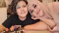 Makin Tinggi Bahkan Sampai Kalahkan Tinggi Ibunya, Inilah 7 Potret Putra Paramitha Rusady yang Sudah Beranjak Dewasa