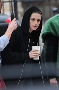 Makin Tomboy & Berantakan, Bukti Kristen Stewart Jadi Lesbian?