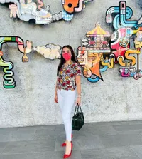 Mama Sosialita Cantik dan Awet Muda, Intip 7 Potret Gaya Ussy Sulistiawaty Saat Arisan Bareng Geng Kepompong - Kompak Pakai Baju Motif Bunga