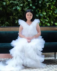 Manglingi, 7 Potret Amora Tampil Cantik dengan Gaya Rambut Baru - Pesonanya Nggak Kalah dari Krisdayanti
