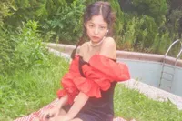 Manis Banget Bak Kembang Desa, 10 Potret Jennie BLACKPINK dengan Rambut Dikepang