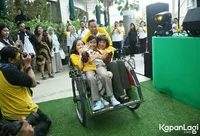 Manisnya 'KELUARGA CEMARA' Naik Becak Hadiri Acara Gala Premiere