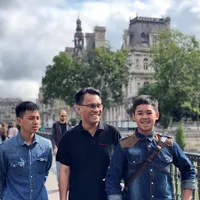 Mantan Suami Yuni Shara Liburan ke Eropa Bersama Anak-anaknya