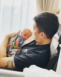 Potret Marcel Chandrawinata Saat Momong Archie, Ajak Renang - Nonton Turnamen Olahraga Selebriti