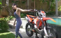 7 Potret Maria Vania Work Out Sebelum Beraksi Naik Motor Trail, Bikers Wajib Tahu