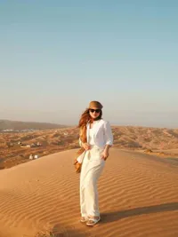 Marsha Aruan Jelajah Gurun Pasir, Tampil Elegan dan Penuh Pesona