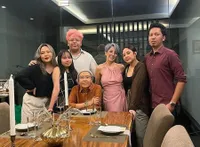 Masih Berjuang Lawan Kanker, 9 Potret Ari Lasso Rayakan Natal Sekaligus Ulang Tahun Istri Bersama Keluarga - Tersenyum Bahagia Dikelilingi Orang-Orang Tersayang