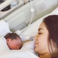 Masih di Singapura, Momo Pamer Momen Manis Bareng Baby Briell