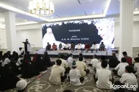 Masih Diwarnai Tangis Sedih Keluarga, 10 Potret Pengajian Sekaligus Doa Bersama Untuk Vanessa Angel - Sang Ayah Tampak Tegar Saat Peluk Ibu Sambung