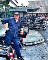 Masih Ingat Barry Prima? Aktor Jadul '90-an Itu Tetap Gagah dan Ganteng di Usia 64 Tahun