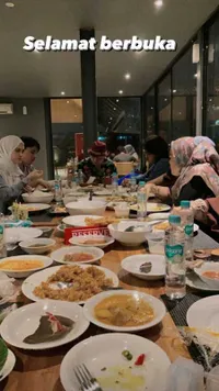 Masih Jalin Silaturahmi, Seperti Ini 7 Potret Zikri Daulay yang Berbuka Bersama Keluarga Serta Mantan Istrinya