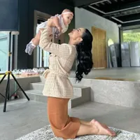 Masih Kenakan Seragam Partai, Ini 8 Potret Kris Dayanti Momong Kedua Cucunya Sepulang Kerja - Komentar Maia Estianty Jadi Sorotan