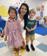 Masih Mirip ABG Kekinian, Sederet Foto Farah Quinn Antar Anak ke Sekolah - Wajah Awet Mudanya Disorot