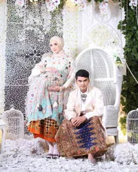 Maternity Adhitya Putri-Ridwan Ghany Berbalut Baju Adat Modern