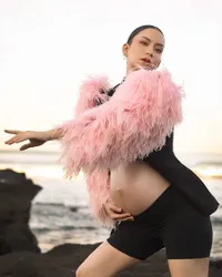 Maternity Shoot Karina Nadila, Pose Cantik di Bali - Perut Mulus Jadi Sorotan
