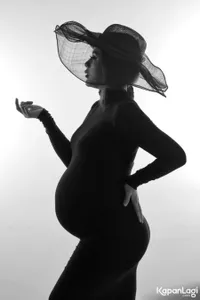 Maternity Shoot Selvi Kitty, Cantik Klasik dalam Nuansa Monokrom