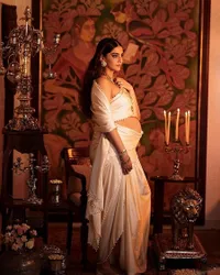 Maternity Shoot Sonam Kapoor, Pamer Bare Baby Bump Pakai Sari - Aura Bumil Begitu Memikat