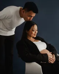 Maternity Shoot Stella Cornelia, Tampil Hot dengan Dress Transparan - Dicium Mesra Fendy Chow