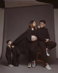Maternity Shoot Tya Ariestya, Apa Adanya Bareng Suami dan Anak