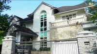 Megah Bak Istana! 15 Potret Detail Rumah Mewah Tya Arifin Menantu Siti Nurhaliza di Malaysia, Punya Bioskop Pribadi - Lapangan Olahraga di Halaman Belakangnya