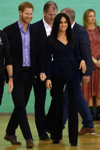 Meghan Markle Pamer Skill Basket Sambil Kenakan High Heels