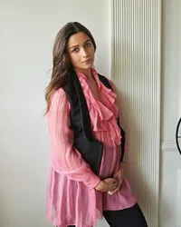 Melahirkan Selang 7 Bulan dari Pernikahan, 8 Potret Alia Bhatt yang Kini Dituding Hamil di Luar Nikah