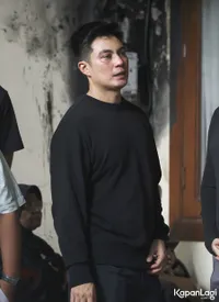 Melayat ke Rumah Duka Suami Najwa Shihab, Baim Wong Tak Banyak Bicara - Sampaikan Duka Lewat Tatapan Mata 