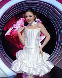 Melly Lee Beri Contoh Kepada Zahra di panggung D'Academy 7