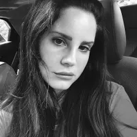 Memikat Hati! Inilah Potret Wajah 'Tak Berdosa' Lana Del Rey