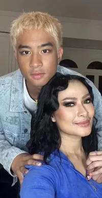 Memiliki Anak yang Banyak Penggemarnya, Seperti Ini 8 Potret Iis Dahlia dan Sang Putra Devano Danendra