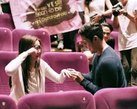 Menambah Kesan Romantis, Ini 9 Potret Seleb Waktu Dilamar Pujaan Hati di Tempat-tempat Unik - Pastinya Memorable Banget!