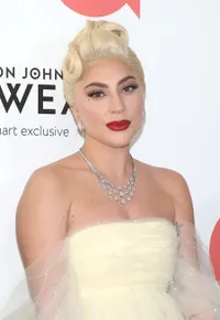 Tanggapi Rumor Kehamilan, 8 Potret Lady Gaga Bantah Spekulasi Sedang Mengandung Anak Pertamanya dengan Pasangannya