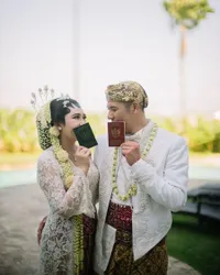 Mengaku Ingin Terbang ke Inggris, Ini 8 Potret Bulan Madu Via Vallen dan Chevra Yolandi dengan Pemandangan Laut - Asyik Nikmati Steak dan Bebek Goreng