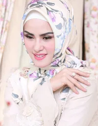 Menggeliat Manja di Kasur, Angel Lelga Cantik Rasa Pastel