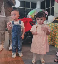 Menggemaskan! Ini 8 Potret Ameena di Ulang Tahun Cipung yang ke-2, Sukses Bikin Salting Saat Tampil Berdua - Outfitnya Ramai Disorot
