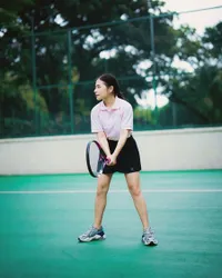 8 Potret Prilly Latuconsina saat Main Tenis Bareng Reza Rahadian, Momen Pelukan Bikin Baper!