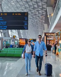 Menikah Belasan Tahun, 7 Potret Donna Agnesia & Darius Sinathrya yang Tetap Romantis Liburan Berdua