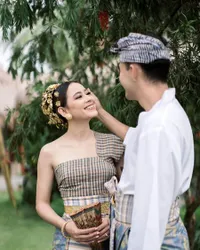 Menikah Hari ini, Laura Theux dan Indra Brotolaras Bagikan Potret Prewedding di Persawahan dengan Busana Adat Bali