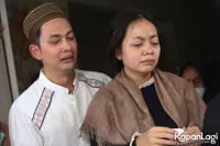 7 Potret Suasana Rumah Duka Ibunda Kiki Farrel, Pelukan Terakhir Mengundang Air Mata 