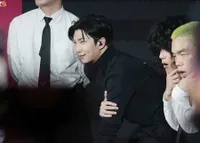 8 Potret Potret RM BTS di Panggung W Korea, Sempat Bawakan 'Sexy Nukim' dengan Apik - Sukses Bikin para Penggemar Ambyar