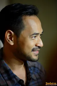 Menjelang Lebaran, Si Ganteng Oka Antara 'MENCARI HILAL'