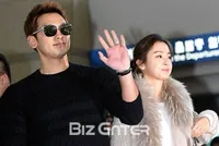 Menuju Bali, Rain & Kim Tae Hee Penuh Senyum dan Gandengan Mesra