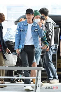Menuju Indonesia, Member BTS Tampil Cool dan Ganteng di Airport