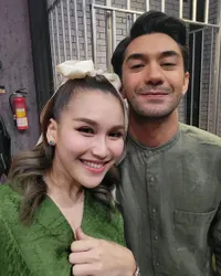 Merasa Jodoh, Potret Ayu Ting Tiing Bareng Reza Rahadian Nggak Sengaja Pakai Baju Mirip