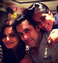 Meriah, Salman Khan Rayakan Ultah Ibunda di Rumah Baru Arpita