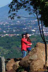 Mesra di Tebing Cinta, Ruri Repvblik Peluk Wanita Cantik Ini