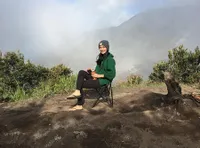 #MeTime Ala Atiqah Hasiholan, Pergi ke Gunung Hingga Pantai
