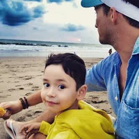 Mike Lewis, Si Bule Ganteng Yang Kini Jadi Anak Pantai